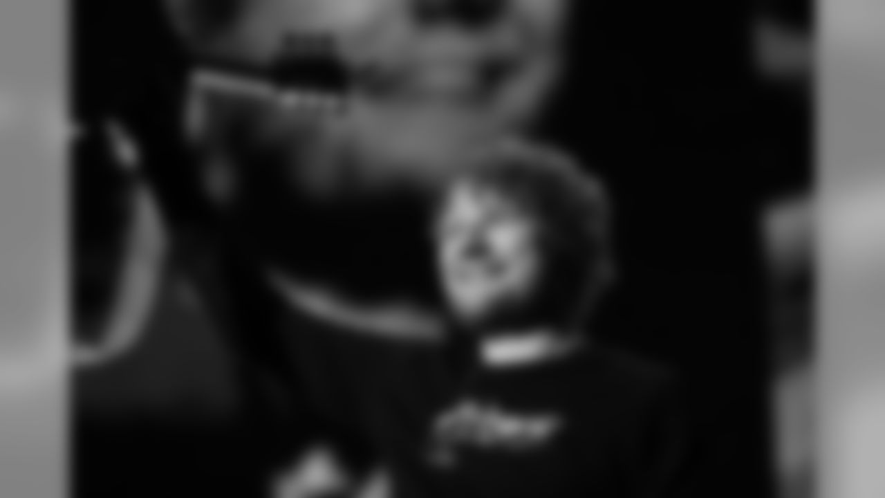 Ed Sheeran salutes the fans