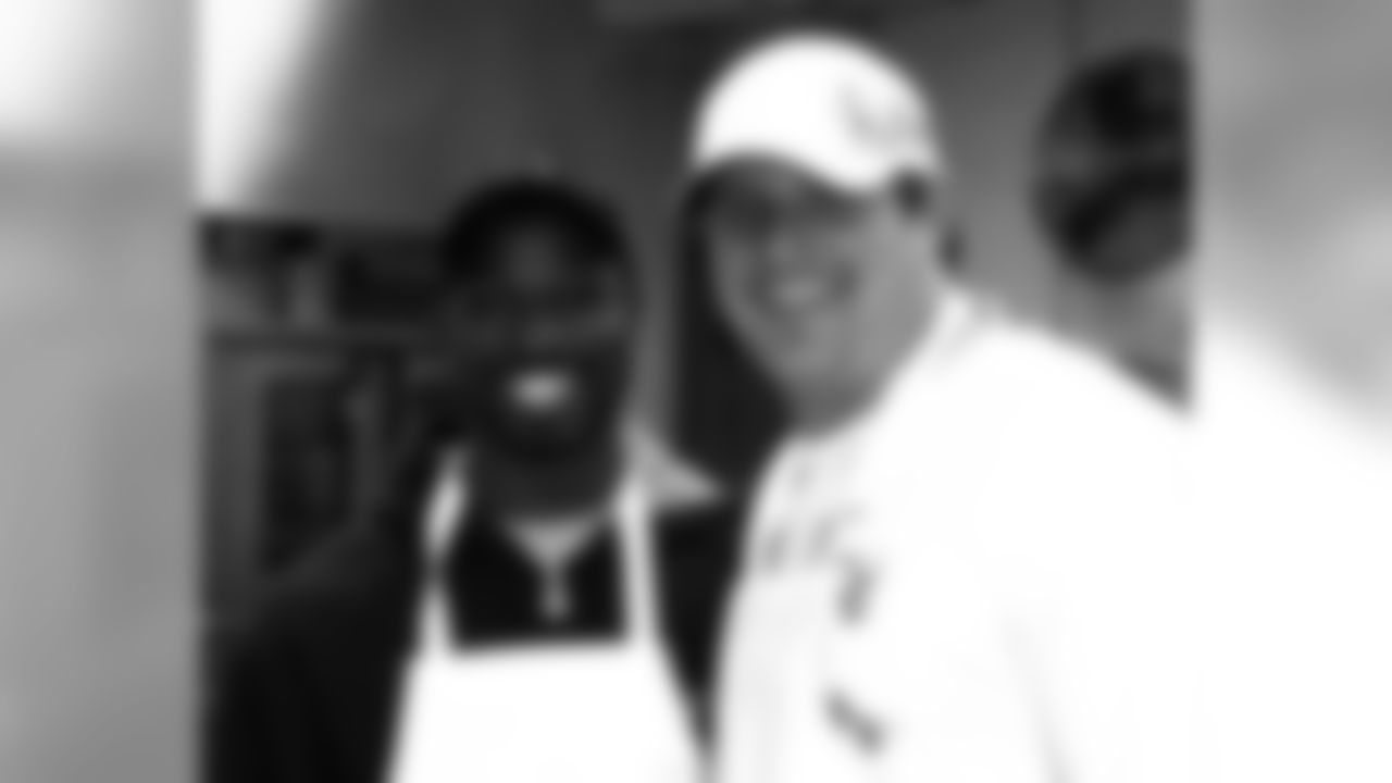 Avant and Young are all smiles while working in the kitchen