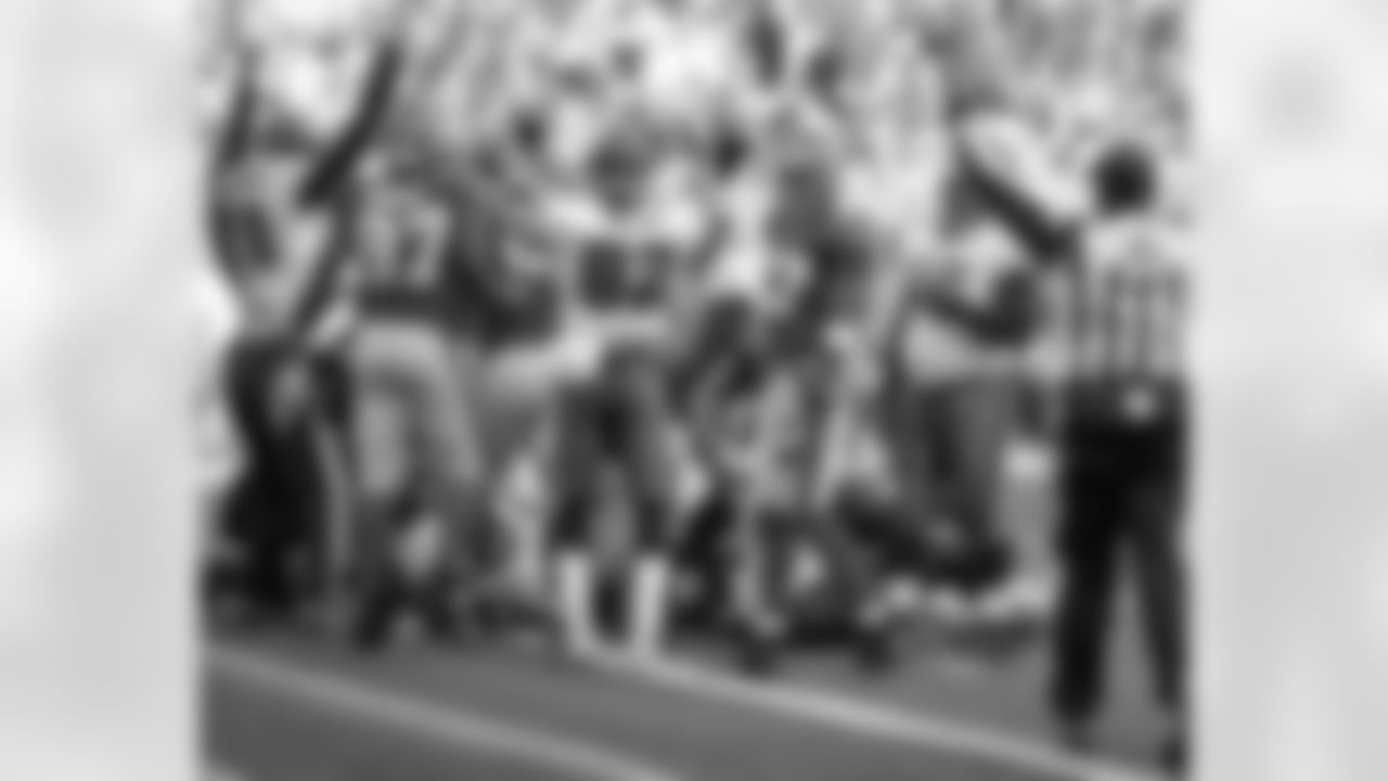 LG Todd Herremans and TE L.J. Smith signal TD