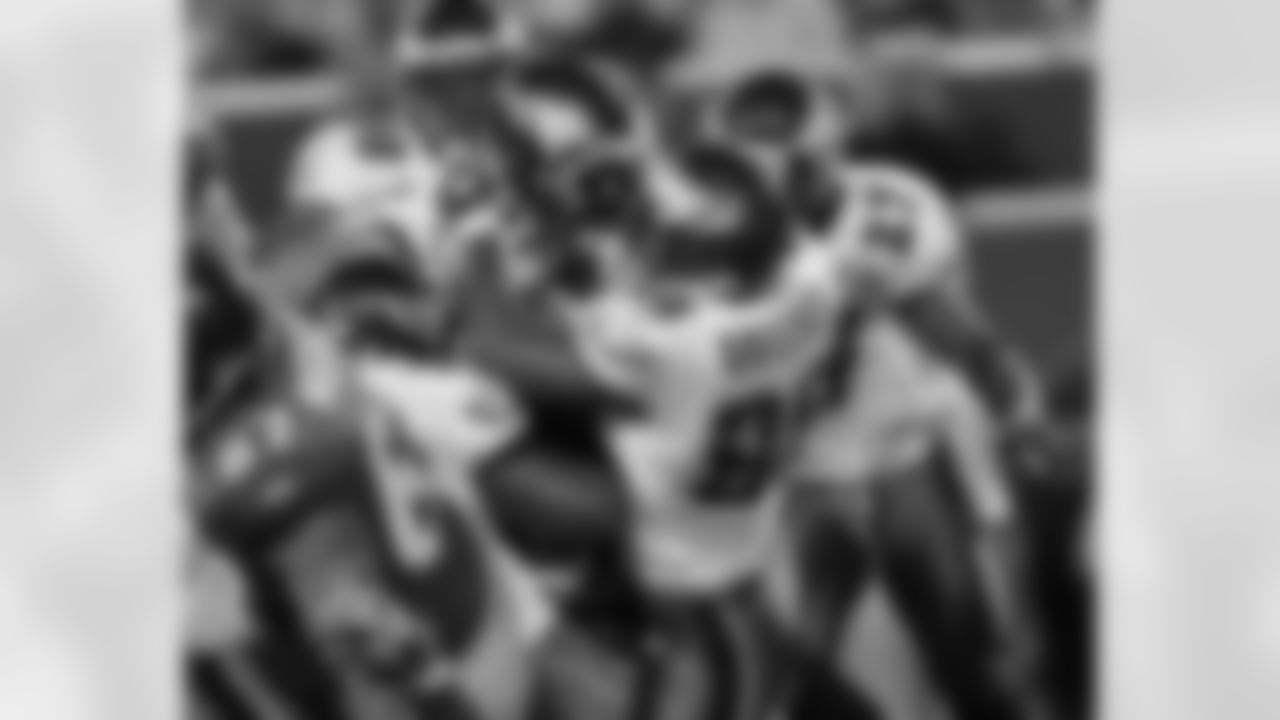LB Omar Gaither and Co. stop Giants RB Derrick Ward
