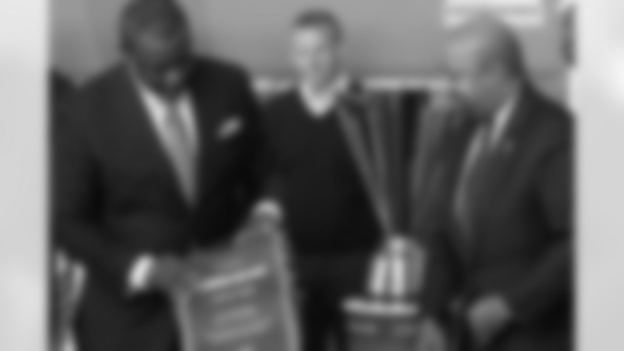 CONCACAF President Jeffrey Webb exchanges gifts with Mayor Nutter for hosting the event in Philadelphia