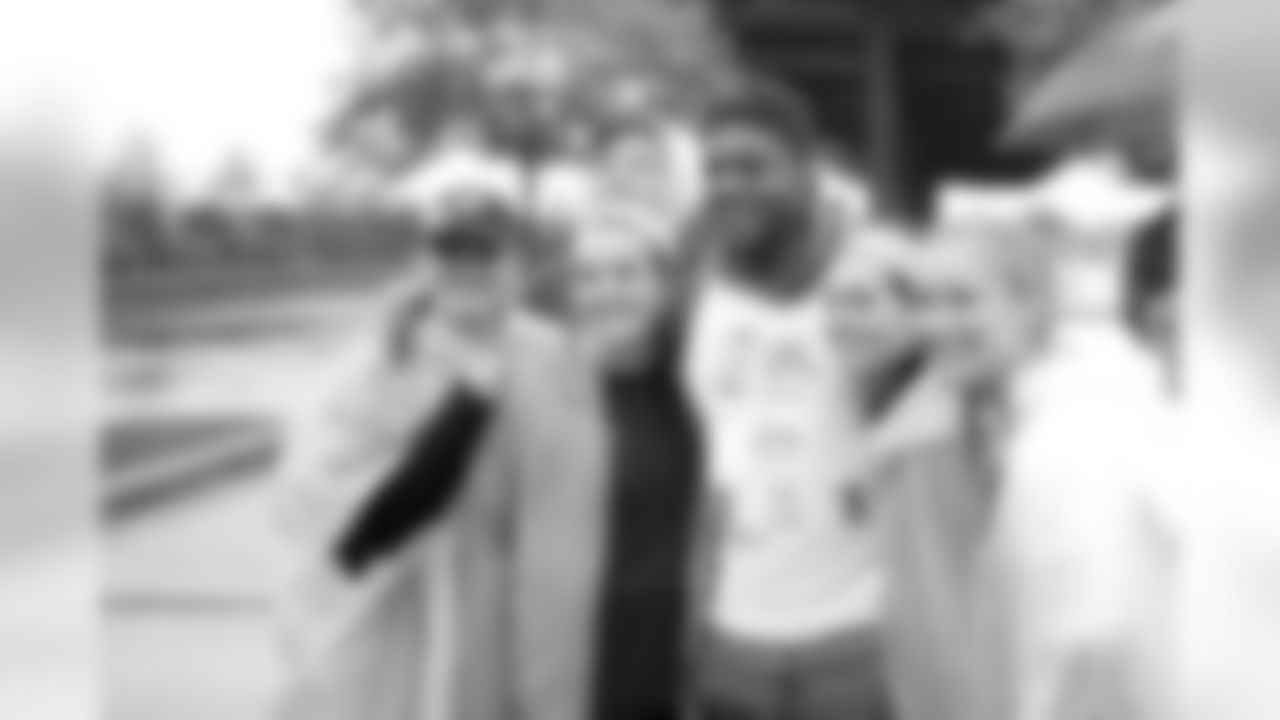 S Rodney McLeod with a group of fans.