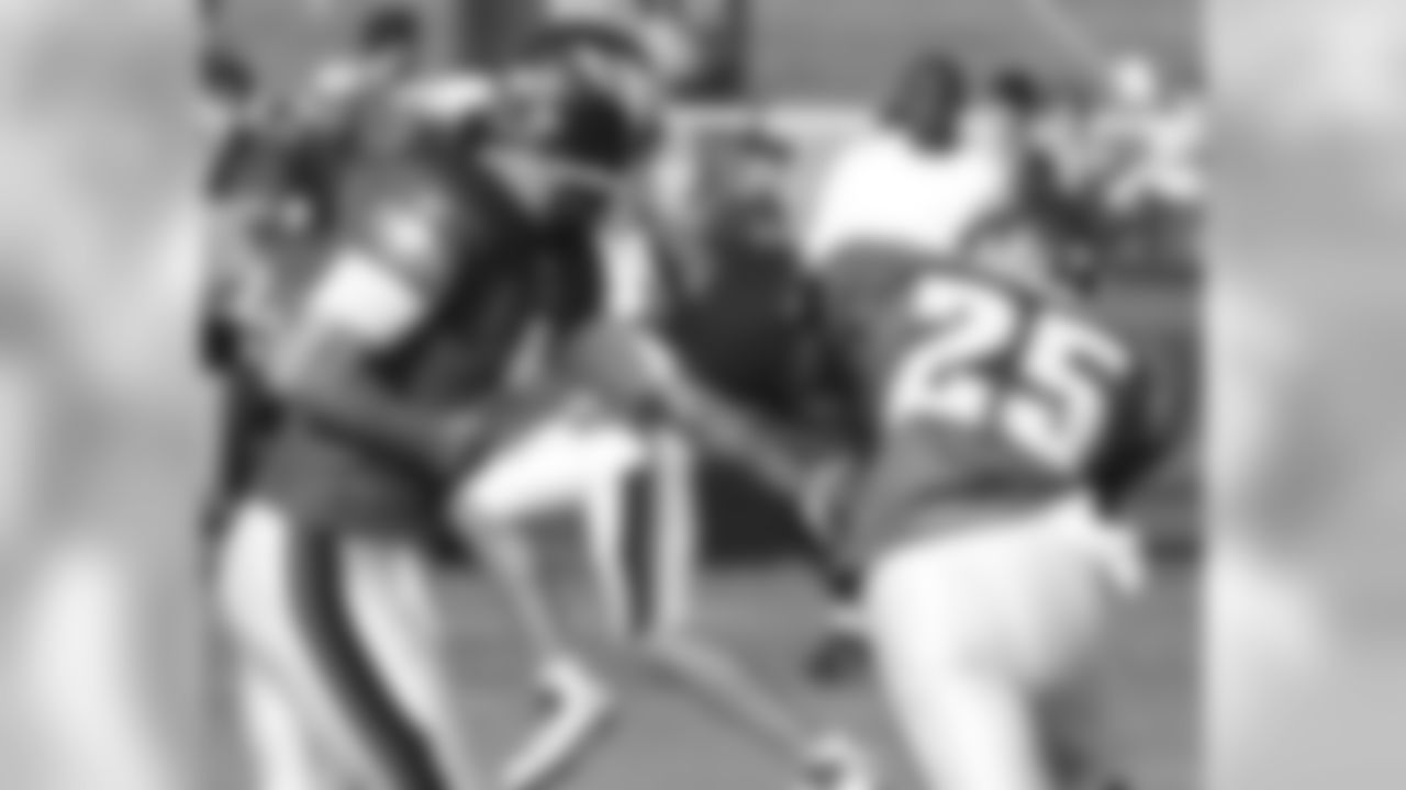 QB Kevin Kolb hands the ball off to RB LeSean McCoy