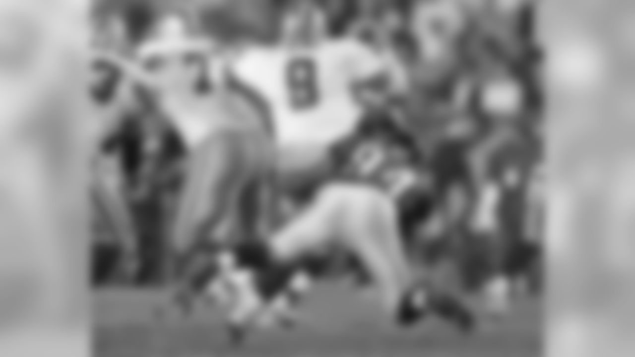 DE Jason Babin sacks Dallas QB Tony Romo