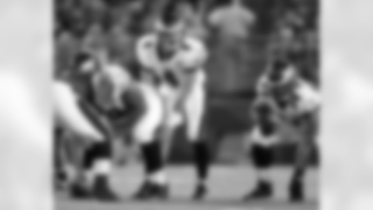 QB Kevin Kolb at the line of scrimmage