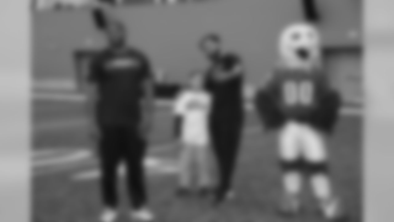 Derek Barnett helping a young fan with a selfie