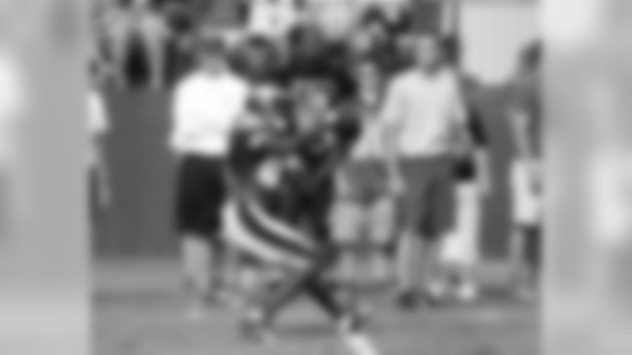 WR Jason Avant with the reception