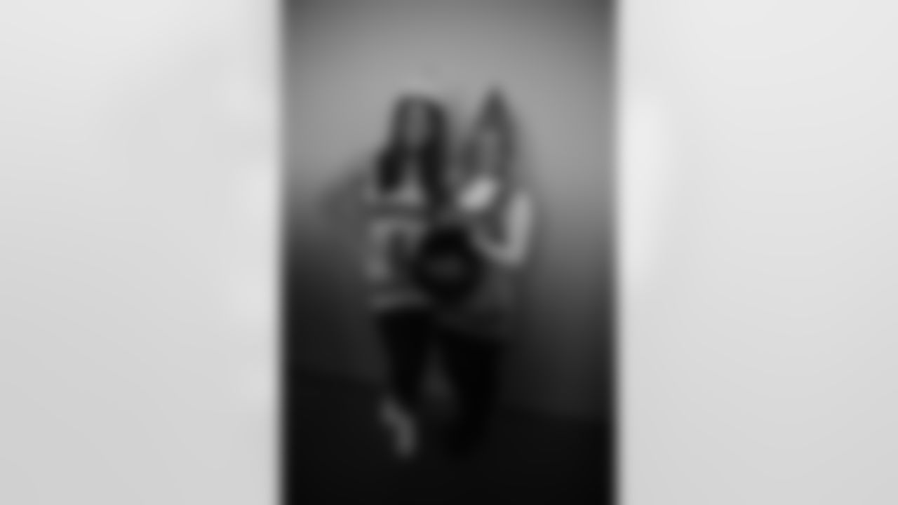 Ealgles cheerleaders as a couple of crayons!