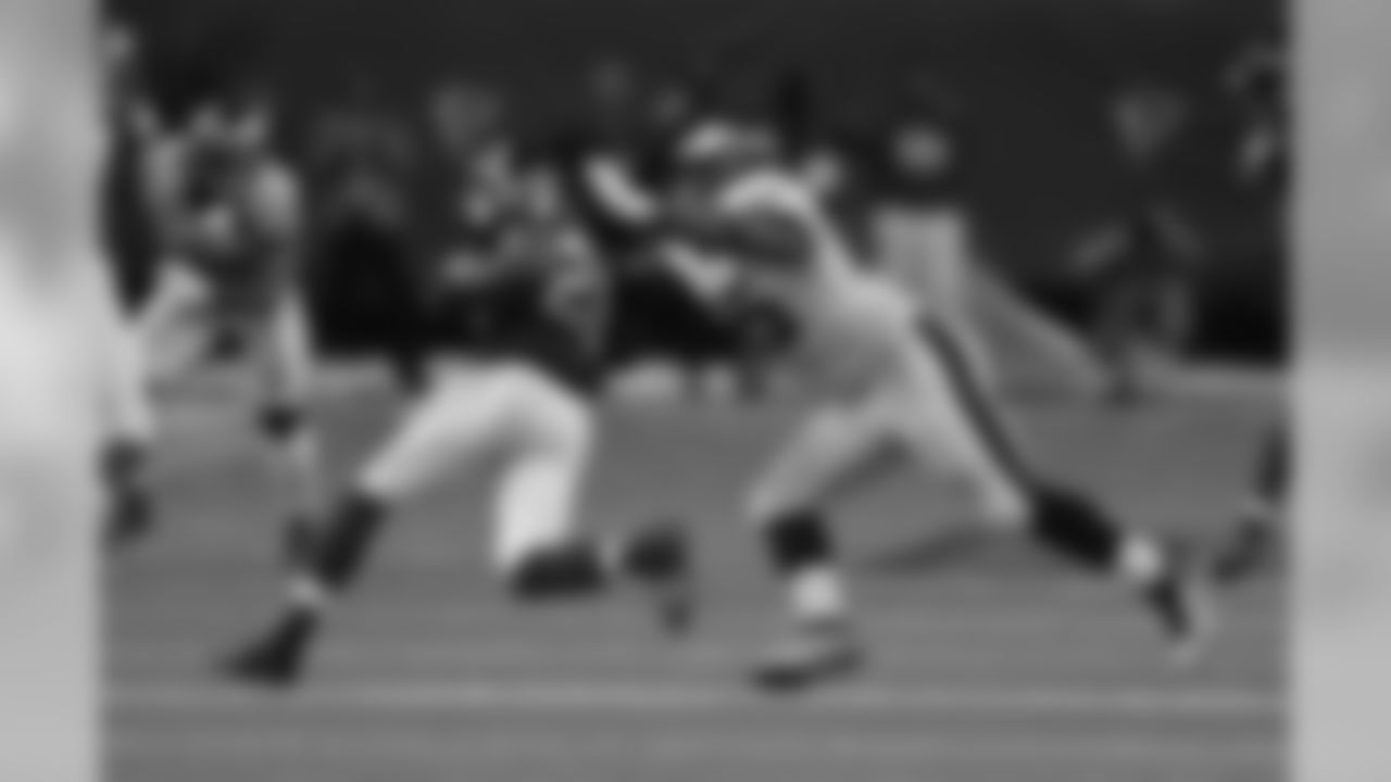 LB Brandon Graham closes in