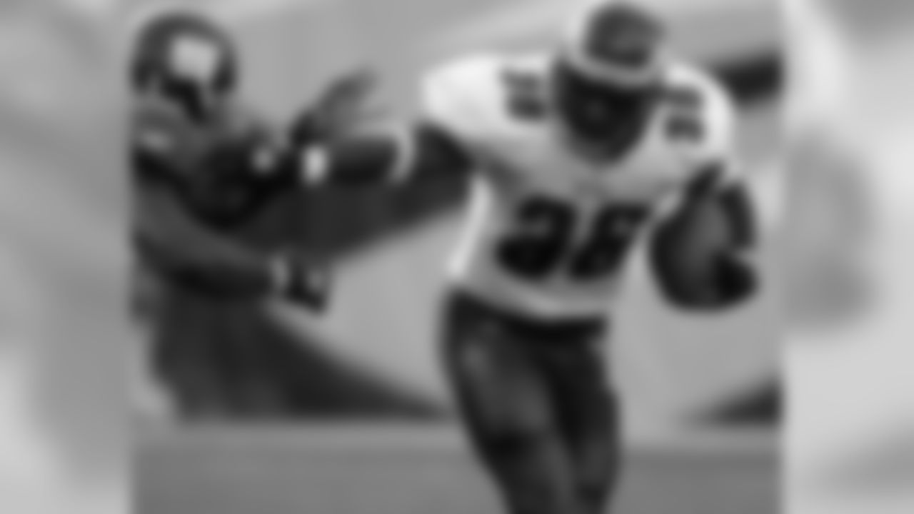 RB Brian Westbrook turns the corner