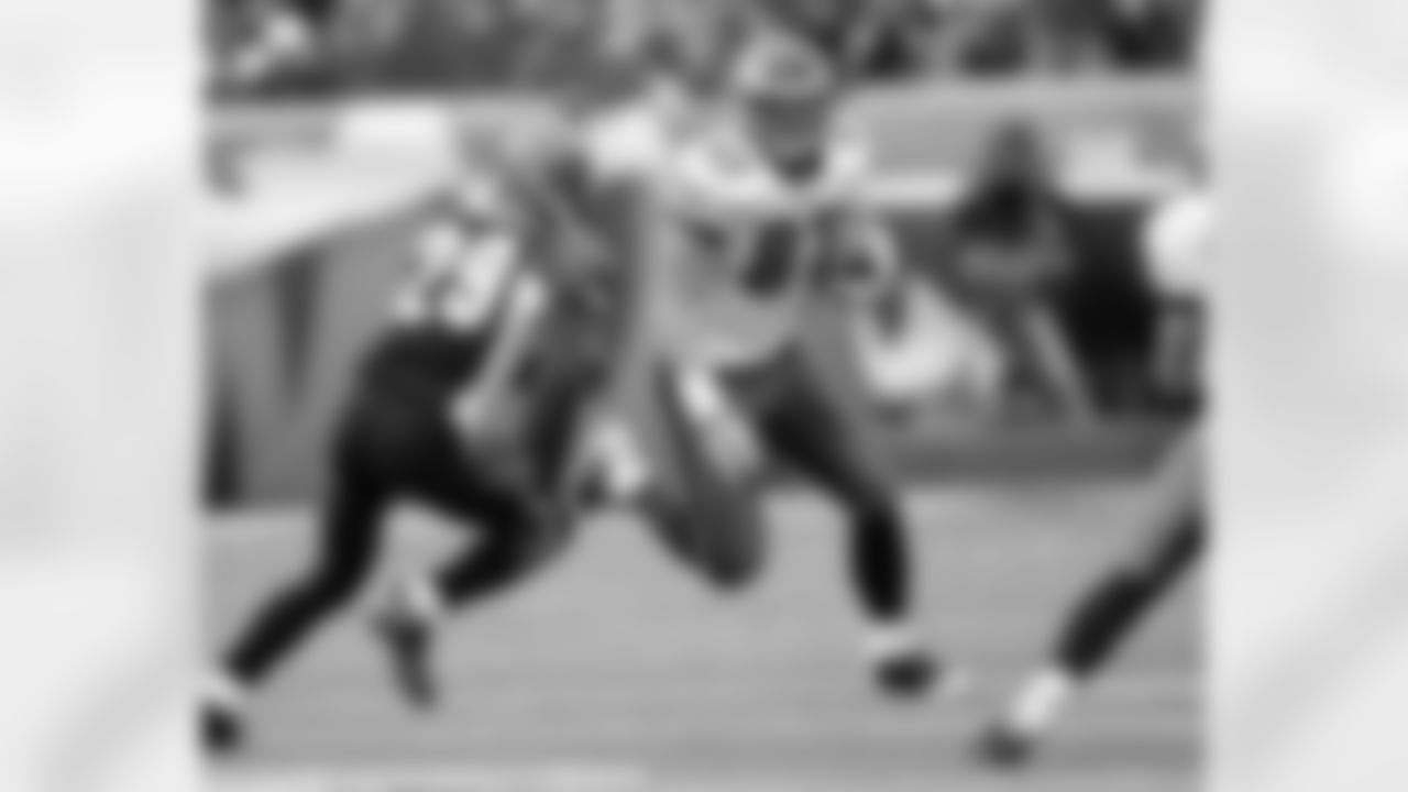 TE Brent Celek makes a move downfield