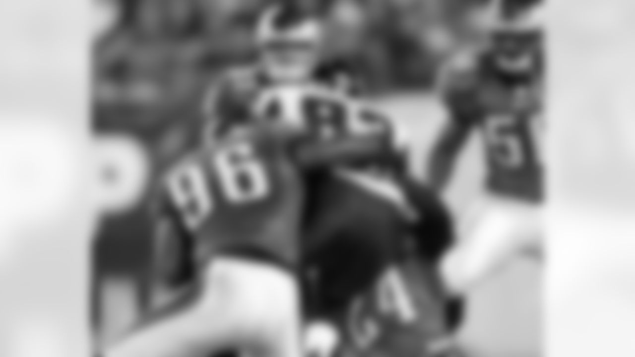 LB Omar Gaither tackles TE Alge Crumpler
