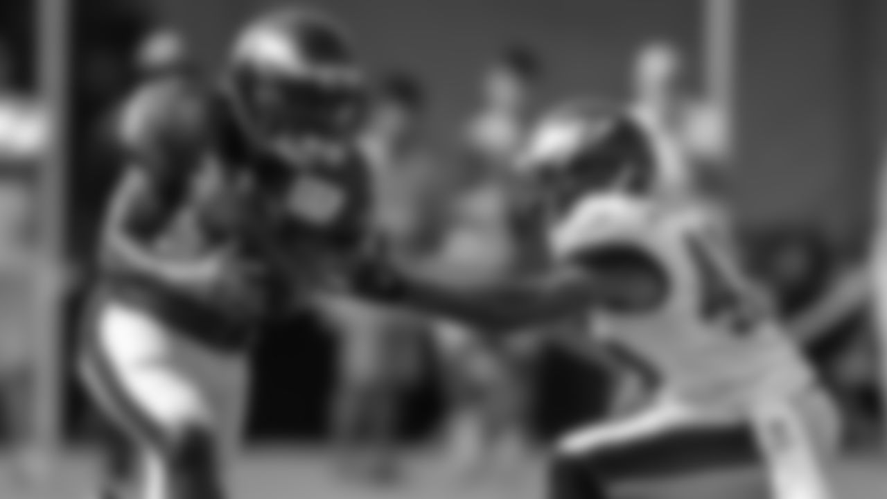 RB Darren Sproles attempting to evade CB Orlando Scandrick