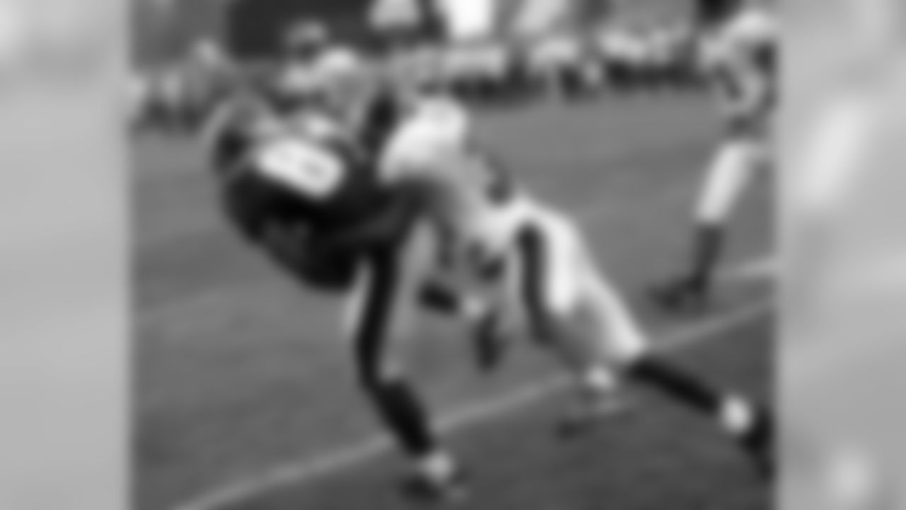 CB Nick Graham wraps up WR Jason Avant
