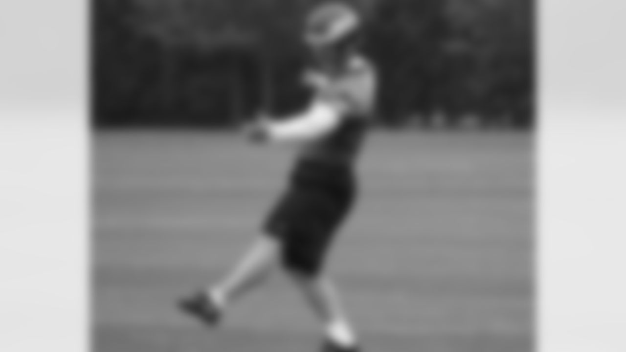 K David Akers follows through