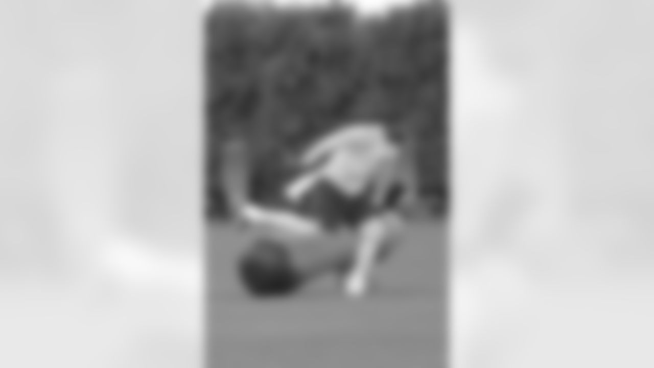 DE Vinny Curry working on his speed