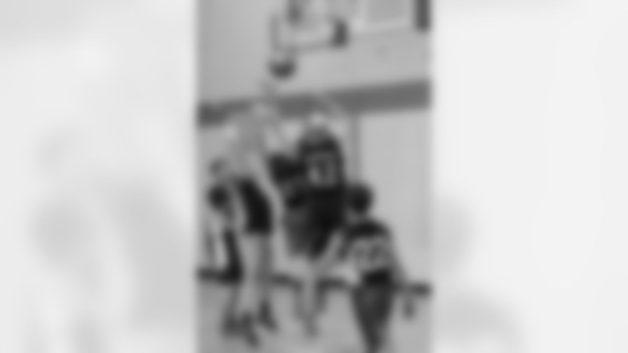 S Chris Maragos fighting for the rebound