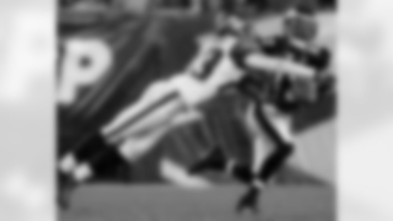 CB Marcus Trufant has coverage on WR Greg Lewis