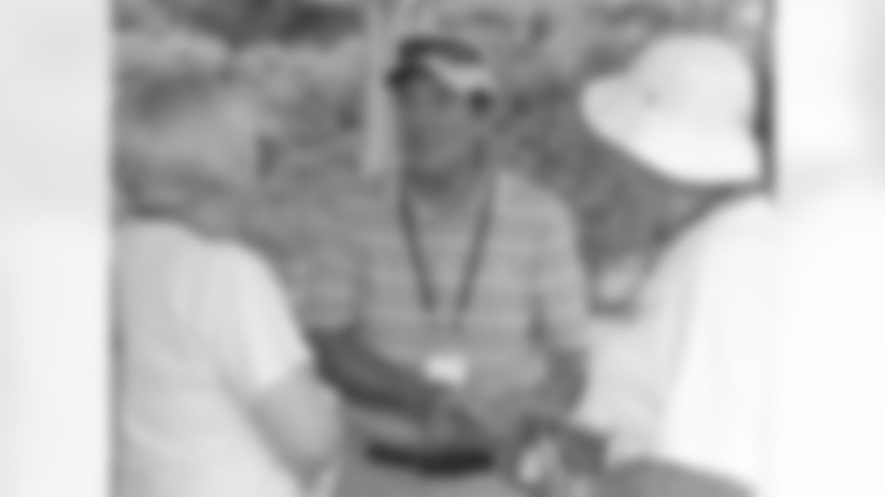 The legendary radio voice of the Eagles greets some fans