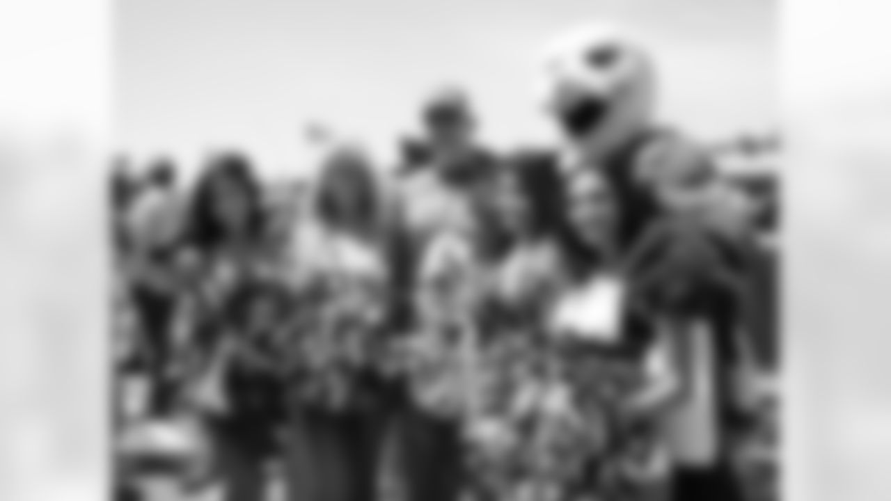 The Eagles Cheerleaders even stopped by and got to meet some of Dale's pit crew!