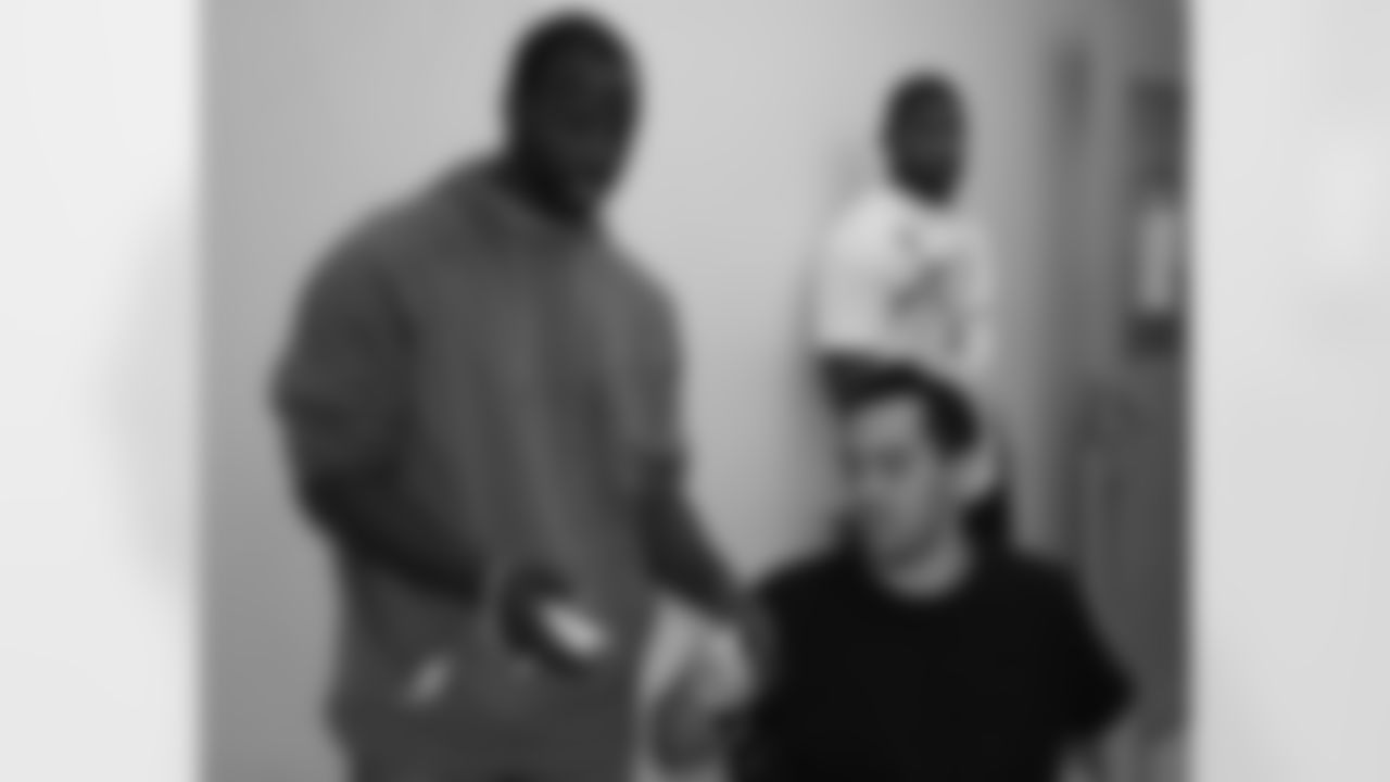 Skilled Wii player Jason Avant shows his opponent how to play the baseball game