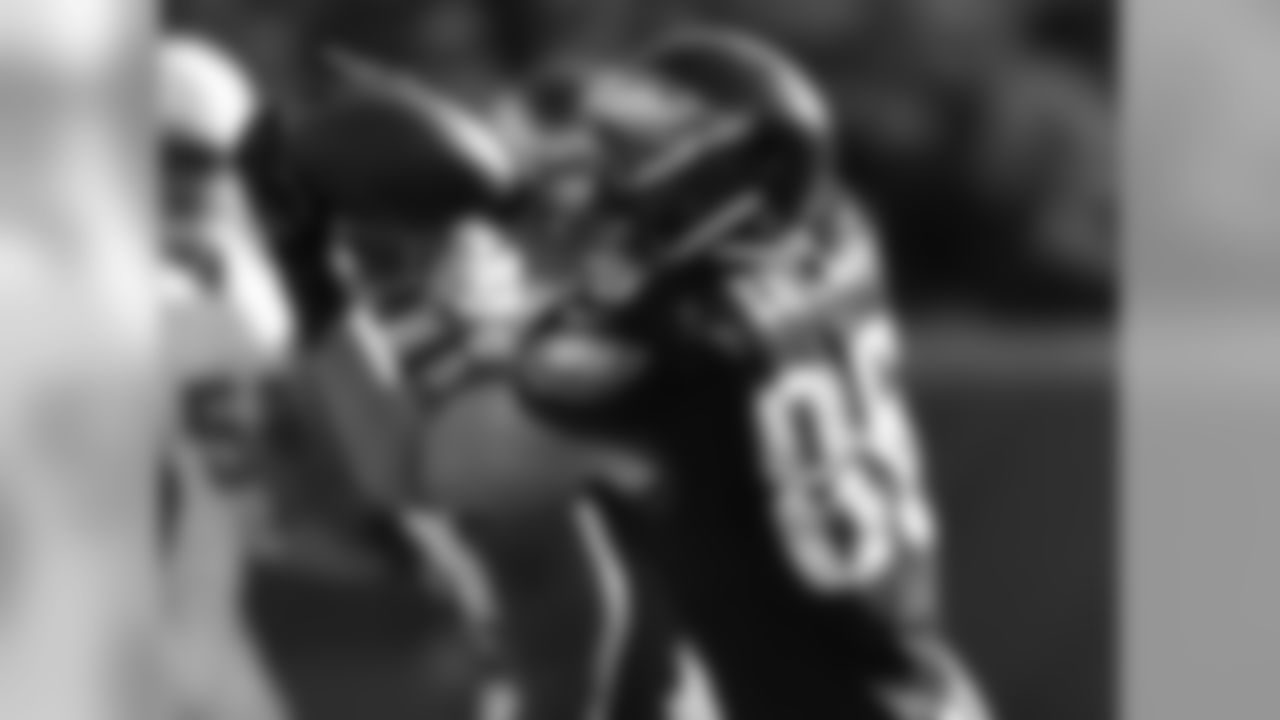 TE Zach Ertz grabbing a catch against Arizona last season