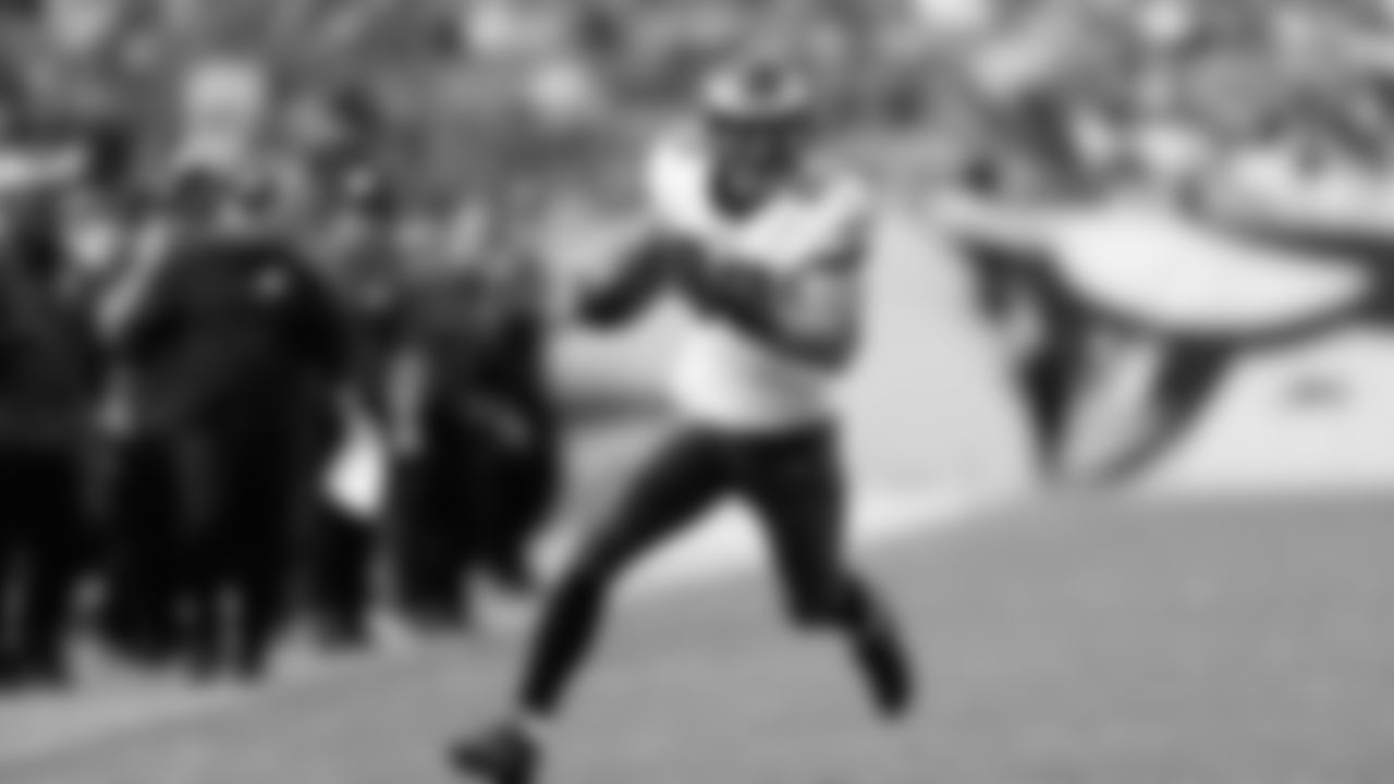 Eagles' rookie tight end Zach Ertz makes a catch and runs for a first down in week two.