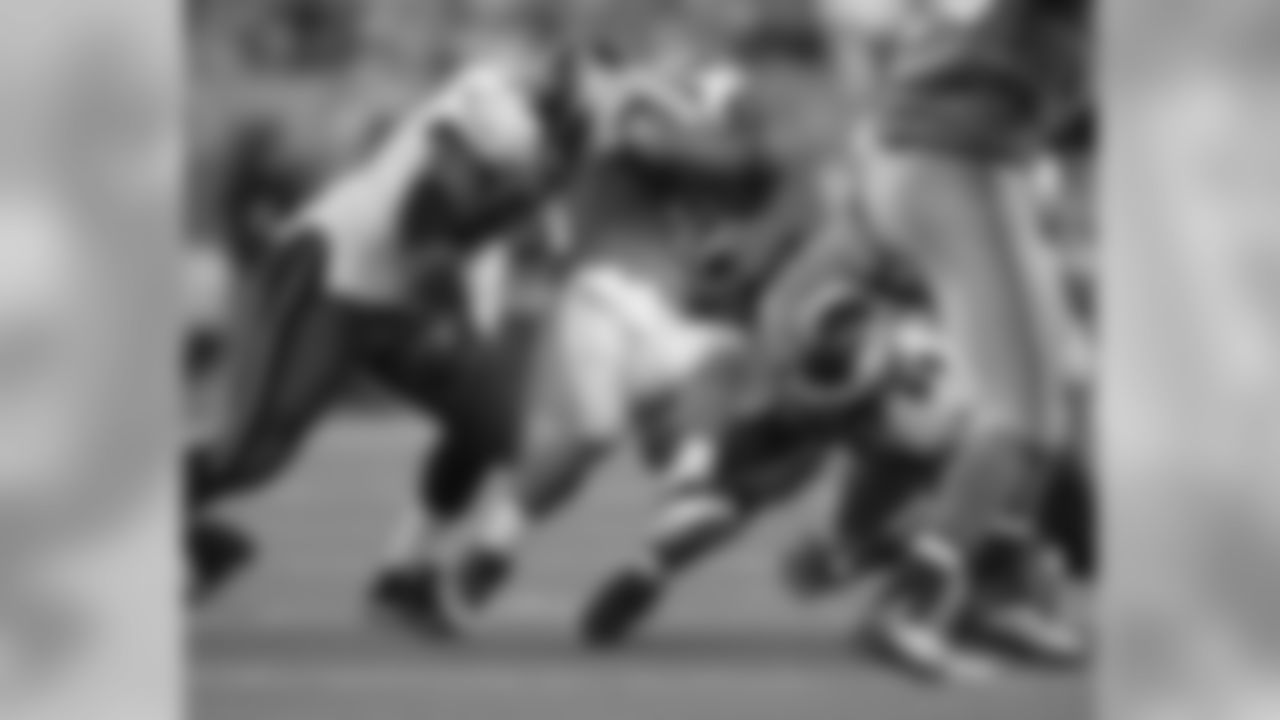 DT Brodrick Bunkley goes for the tackle