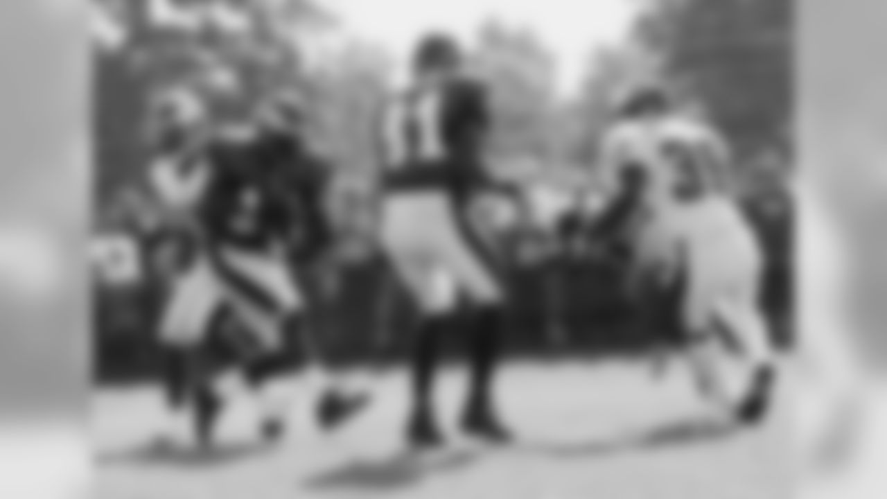 RB Brian Westbrook with the carry