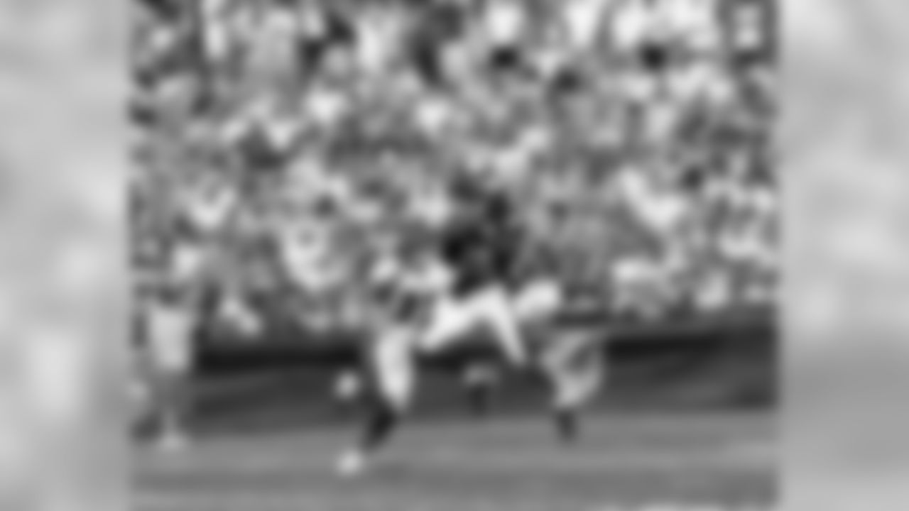 WR Jason Avant goes up for the grab