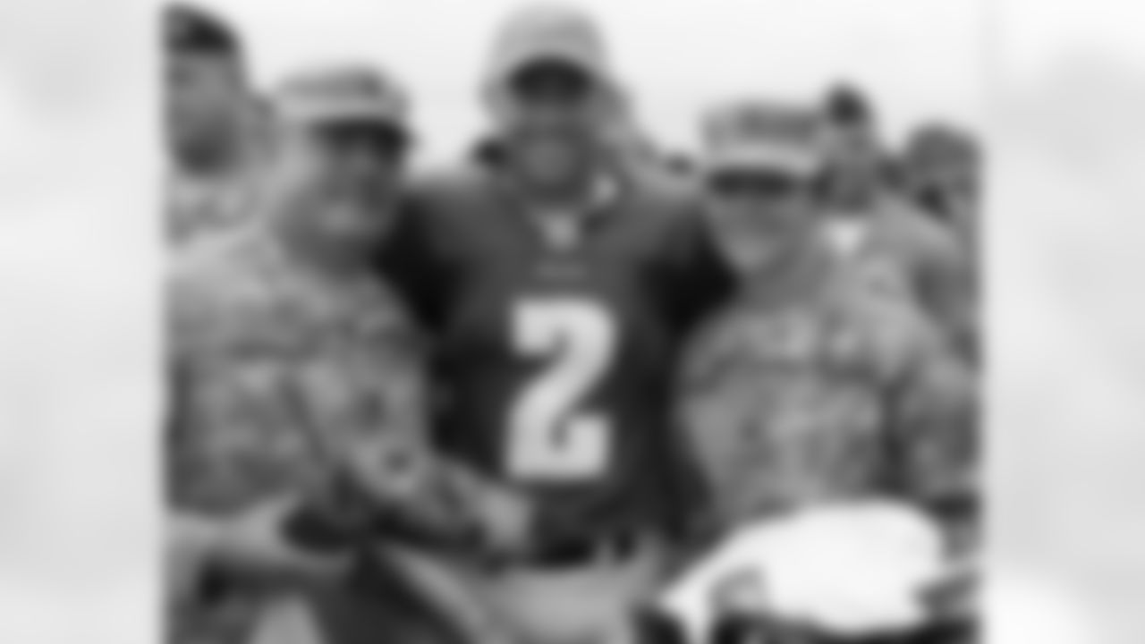 K David Akers flanked by pair of from the U.S. Army