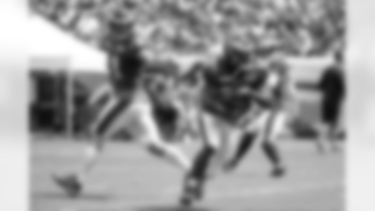 QB Tim Tebow hands it off to RB Kenjon Barner