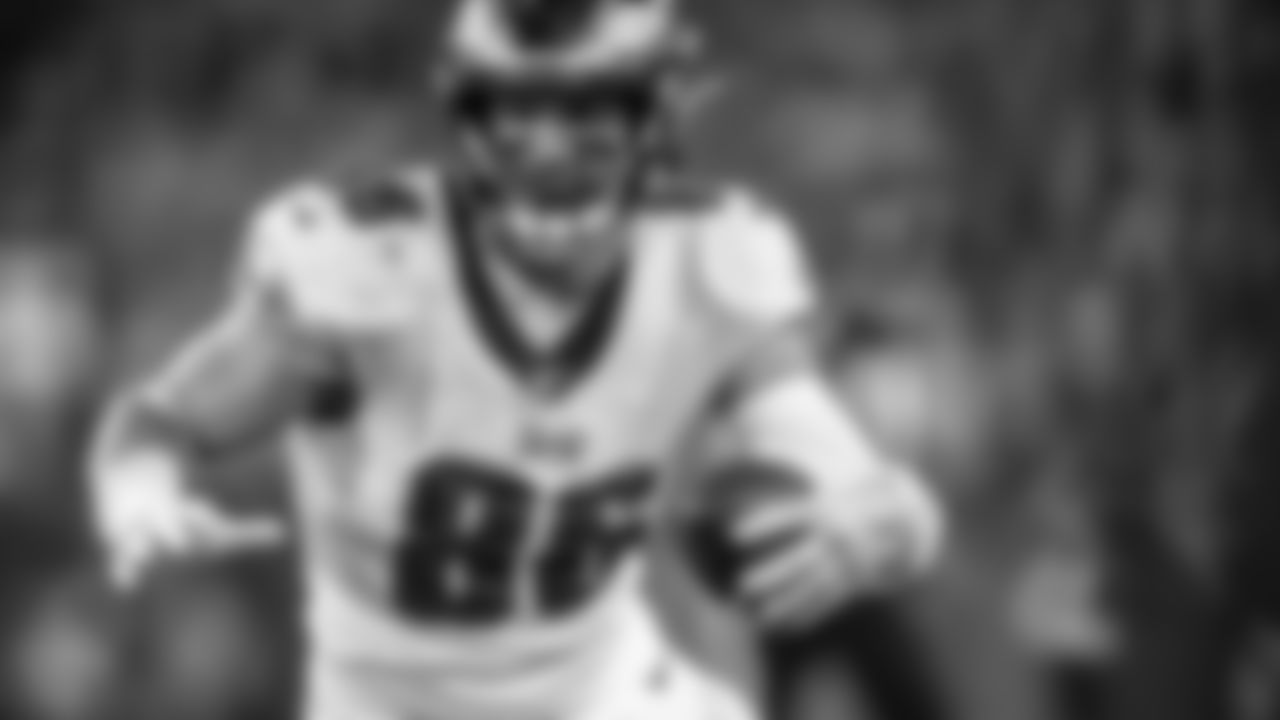 TE Zach Ertz turns upfield after making a reception