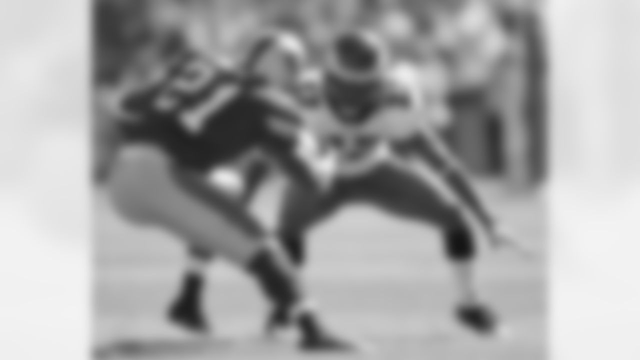 CB Asante Samuel in position to make a play on Niners RB Frank Gore