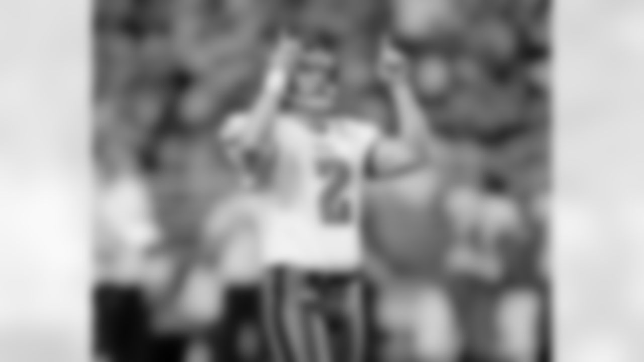David Akers celebrates a 31 yard field goal and the Eagles pull to within 6 points