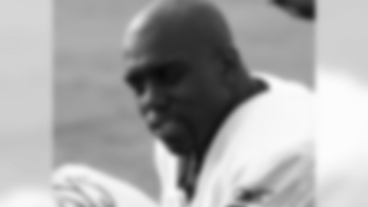 A closeup of DE Trent Cole along the sidelines