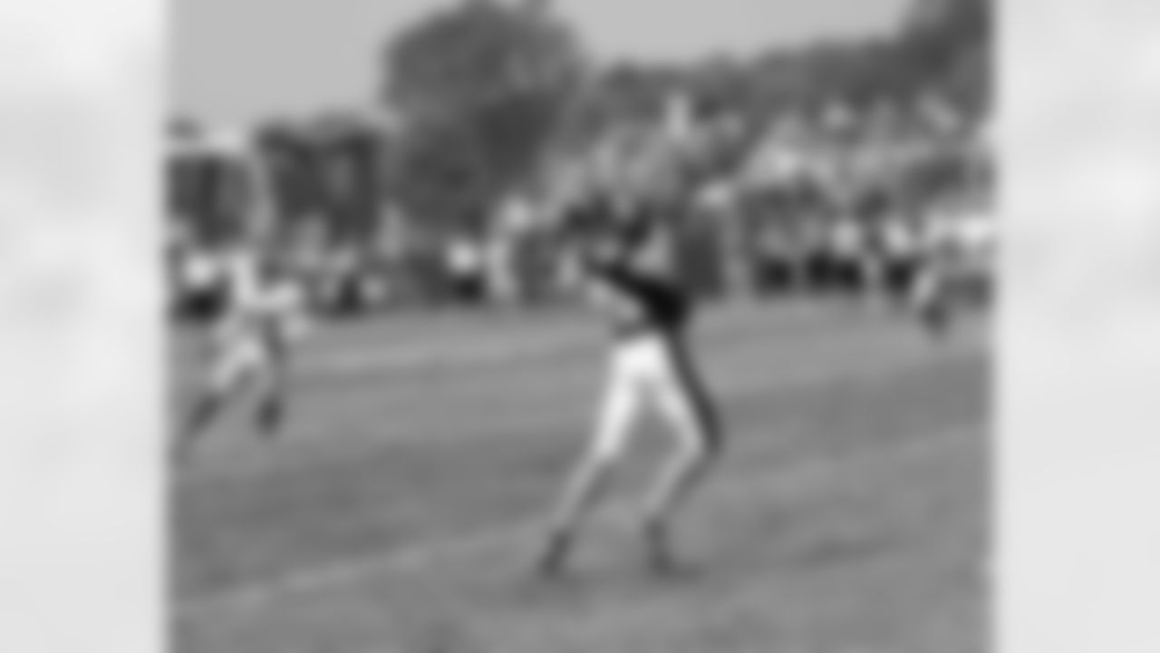 WR Kevin Curtis makes the catch