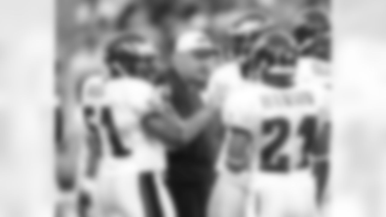 Andy Reid talking defense with Darren Howard, Joselio Hanson, and Joe Mays