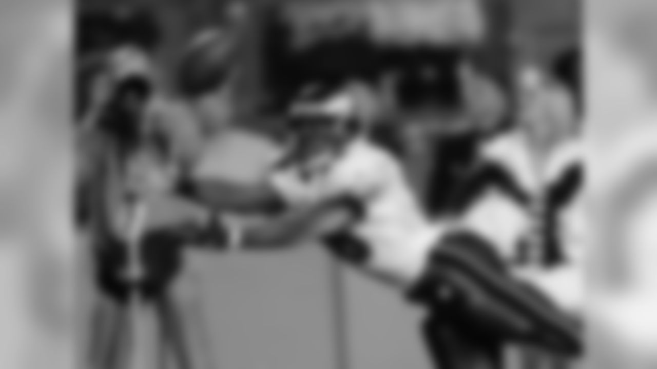RB Brian Westbrook keeps his eye on the ball.