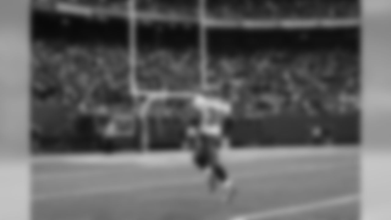 RB Brian Westbrook approaches the end zone all alone