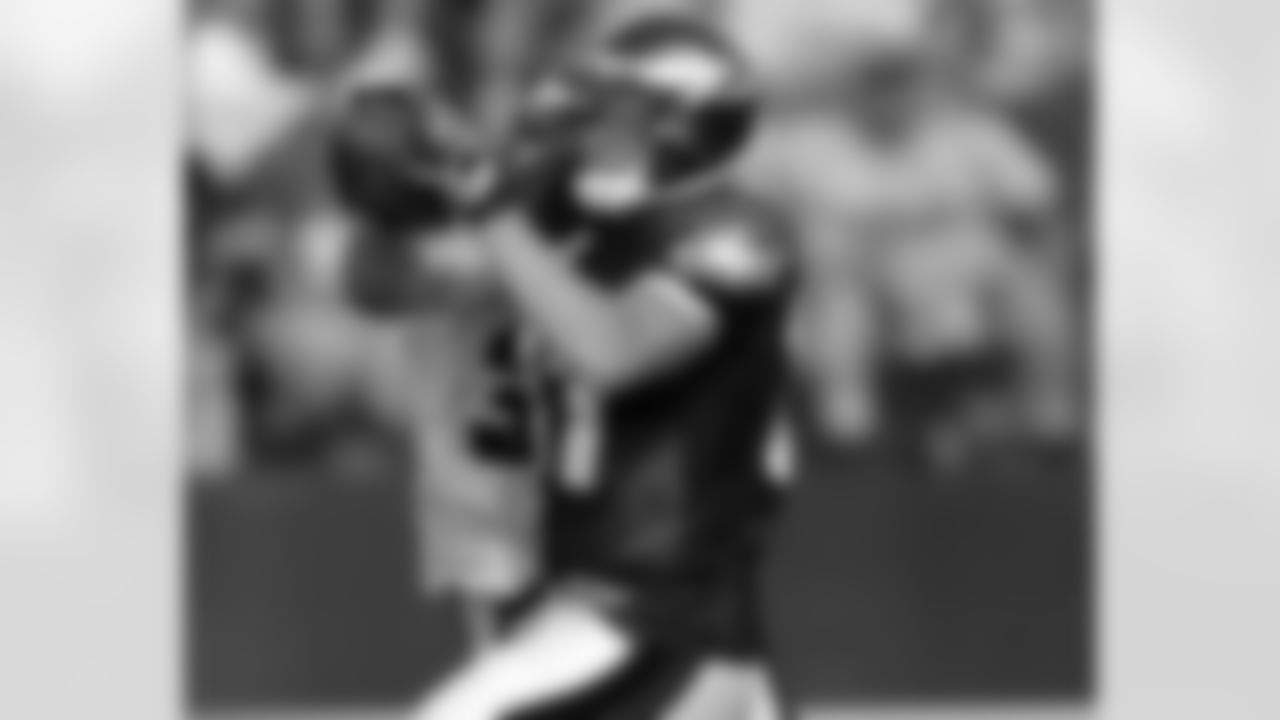 TE Brent Celek fights to make grab despite pressure from S Sean Considine
