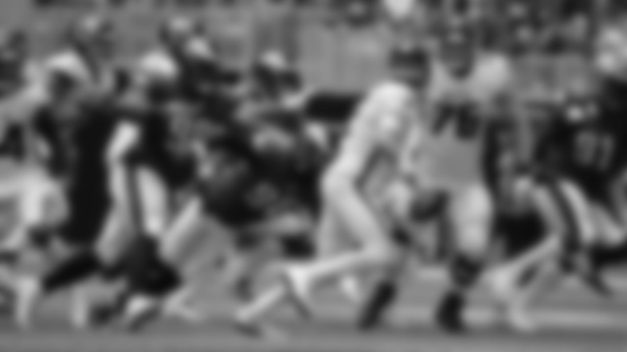DE Derek Barnett