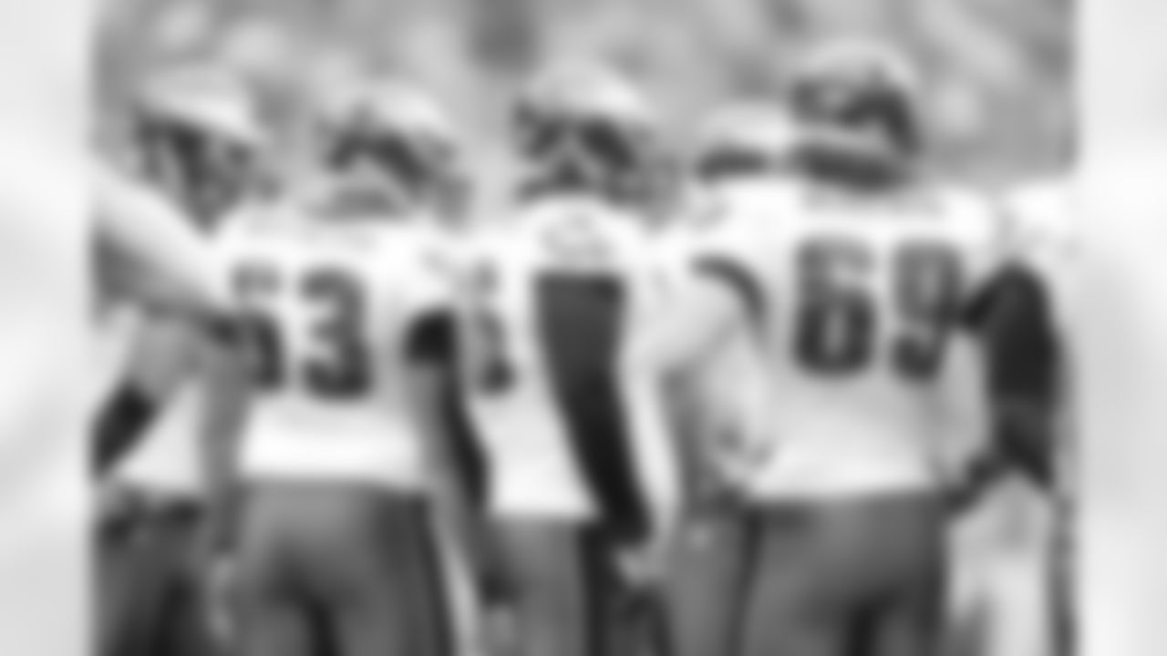 G Danny Watkins, G Evan Mathis and the other players huddle up