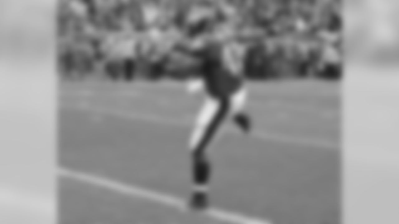 FB Leonard Weaver put the Eagles ahead early