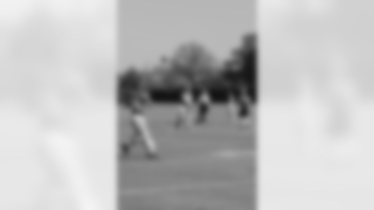 QB Nick Foles throws to WR Riley Cooper