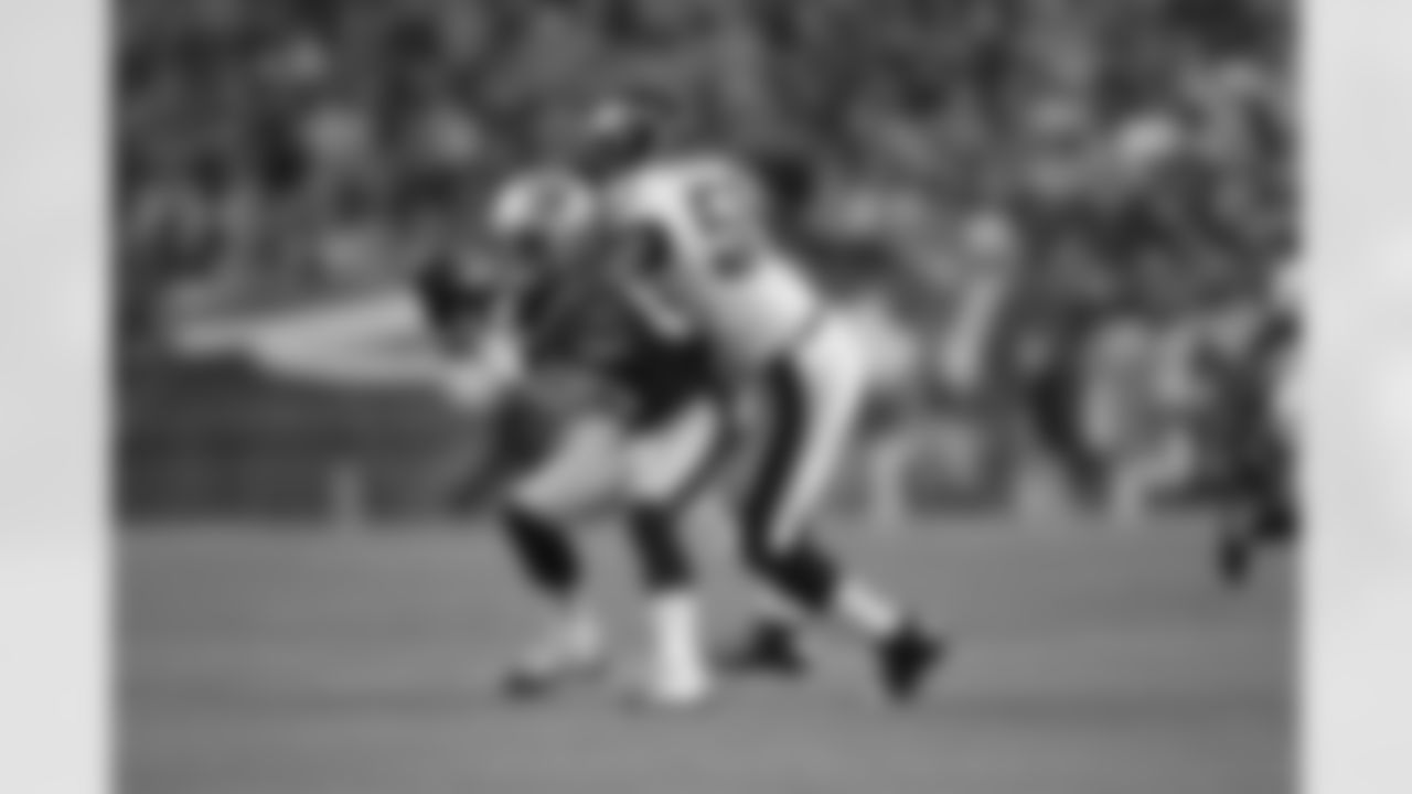 LB DeMeco Ryans makes a tackle