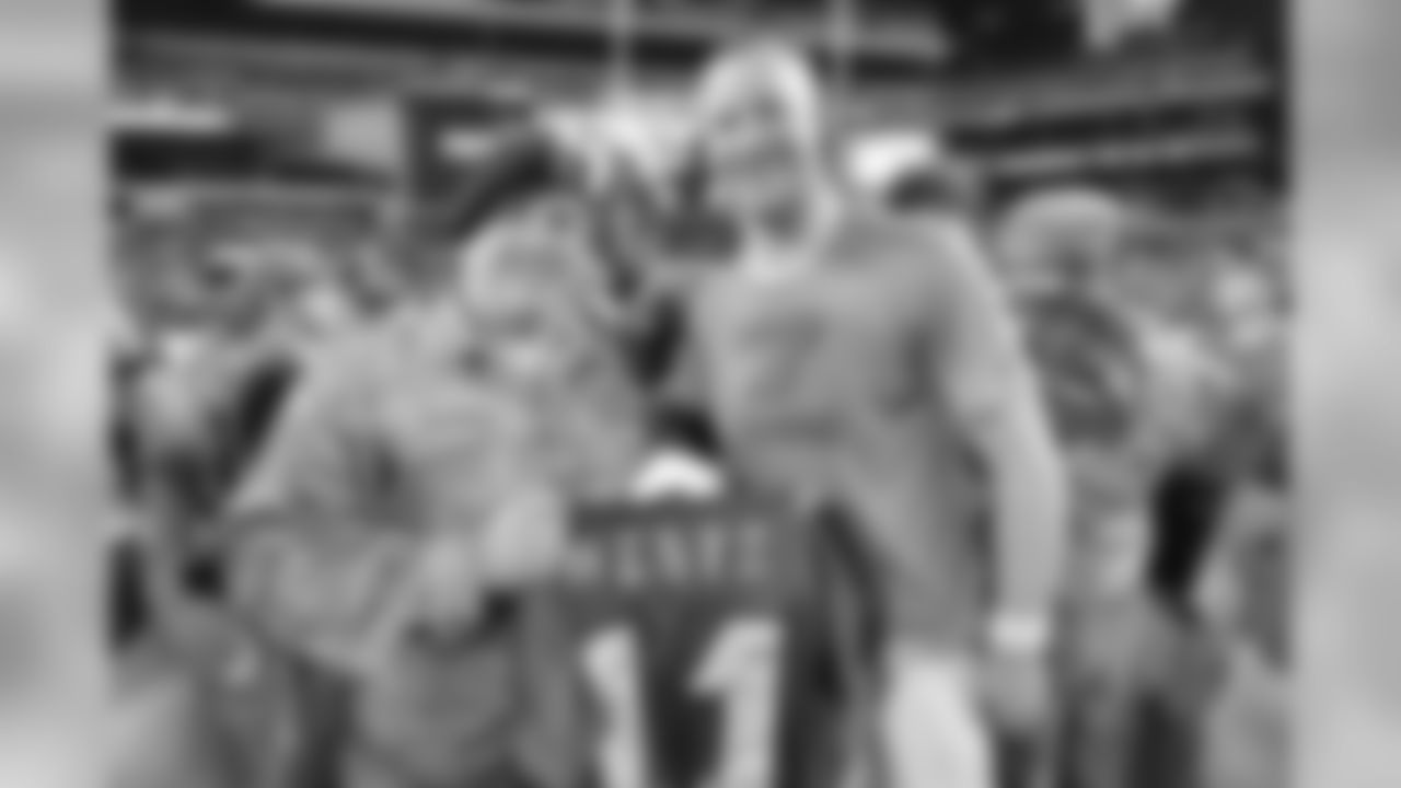 QB Carson Wentz takes a picture with a soldier at public practice.