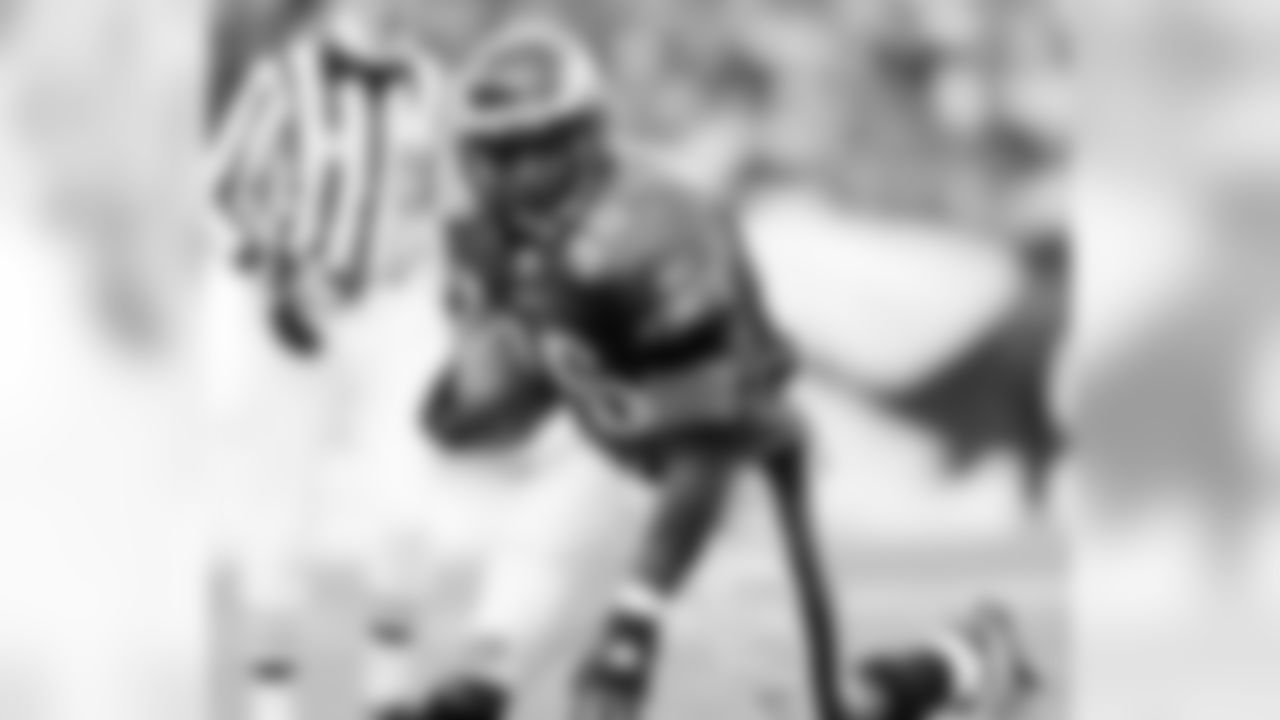 RB Brian Westbrook cuts up the center.