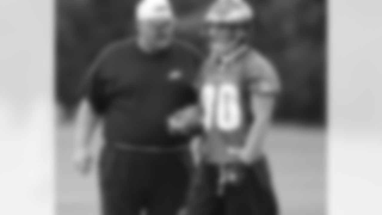Head Coach Andy Reid talks with WR Kevin Curtis
