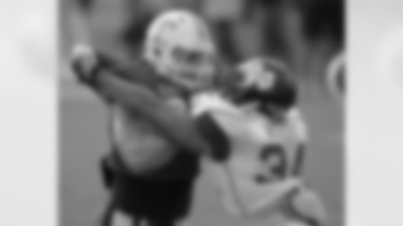 Tennessee TE Luke Stocker goes up against Mississippi State LB K.J. Wright